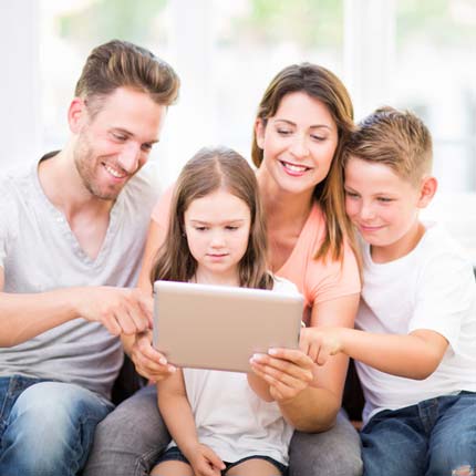 Familie liest im Online Magazin