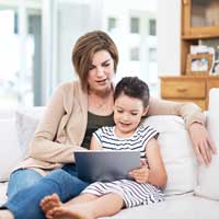 Medienkompetenz Netiquette: Mutter und Tochter zusammen am Tablet