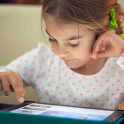 Medienkompetenz Lernapps: Mädchen lernt mit dem Tablet