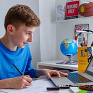 Junge lernt Englisch am Computer