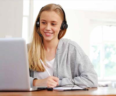 Mädchen wiederholt Schulstoff online in Kursen vom Studienkreis