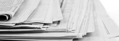 Zeitungen aufeinander gelegt - Pressemeldungen